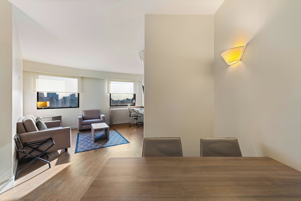 Suite, 2 Bedrooms, Kitchen (High Floor) - Photo 4