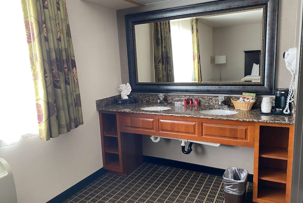 Deluxe Room, 2 Queen Beds, Non Smoking - Photo 12