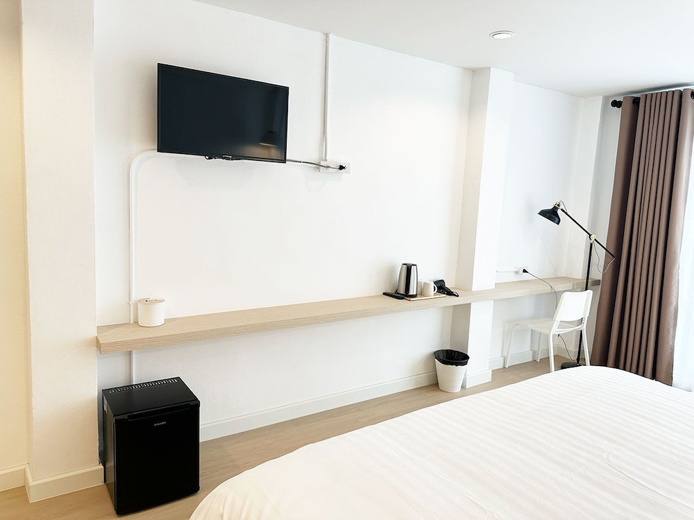 Standard Room, 1 King Bed, Non Smoking, Garden View photo 3