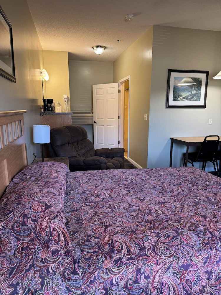 Standard Room, 1 Queen Bed photo 3