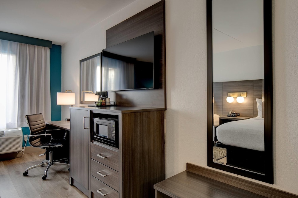 2 Queen Beds, Refreshed Deluxe Room, Non-Smoking photo 2