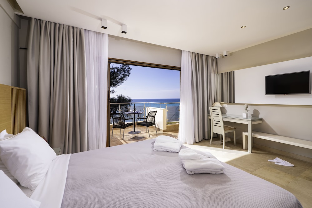 Deluxe Suite, Beachfront photo 1