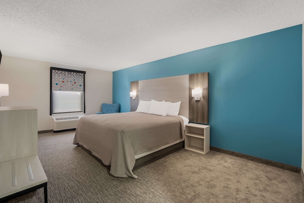 Room, 1 King Bed, Non Smoking - Photo 3