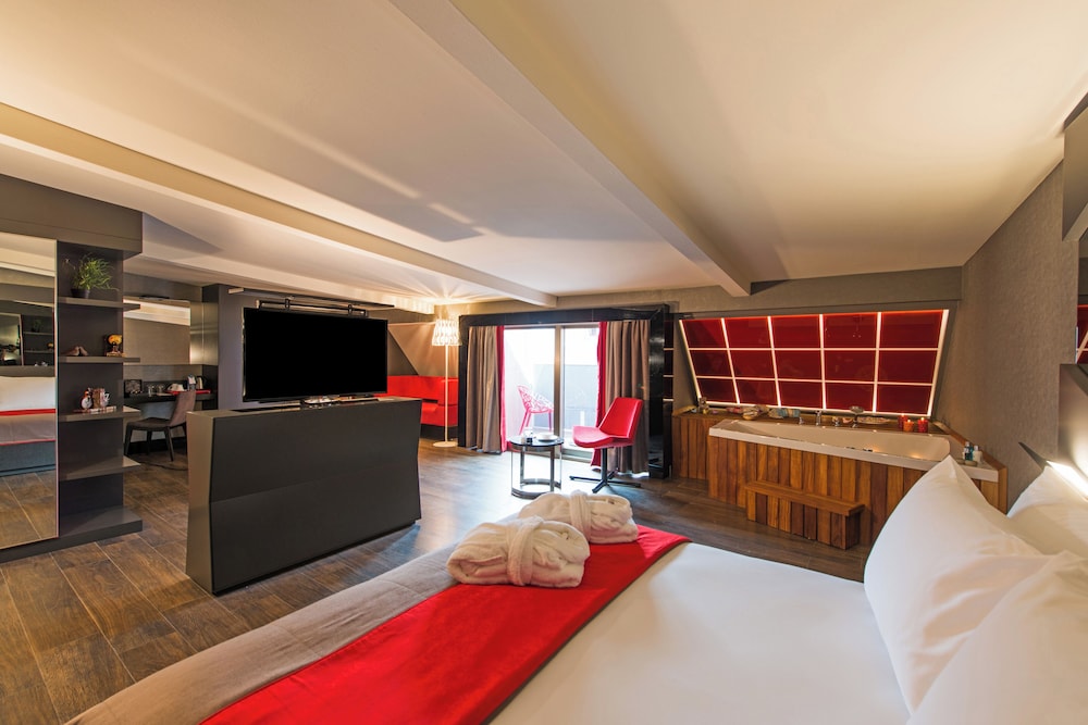 King Suite with Spa Bath photo 1