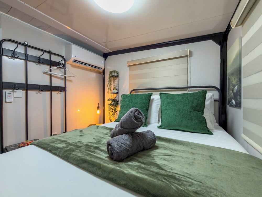 Romantic Single Room, 1 Double Bed, Hot Tub, Garden View photo 1