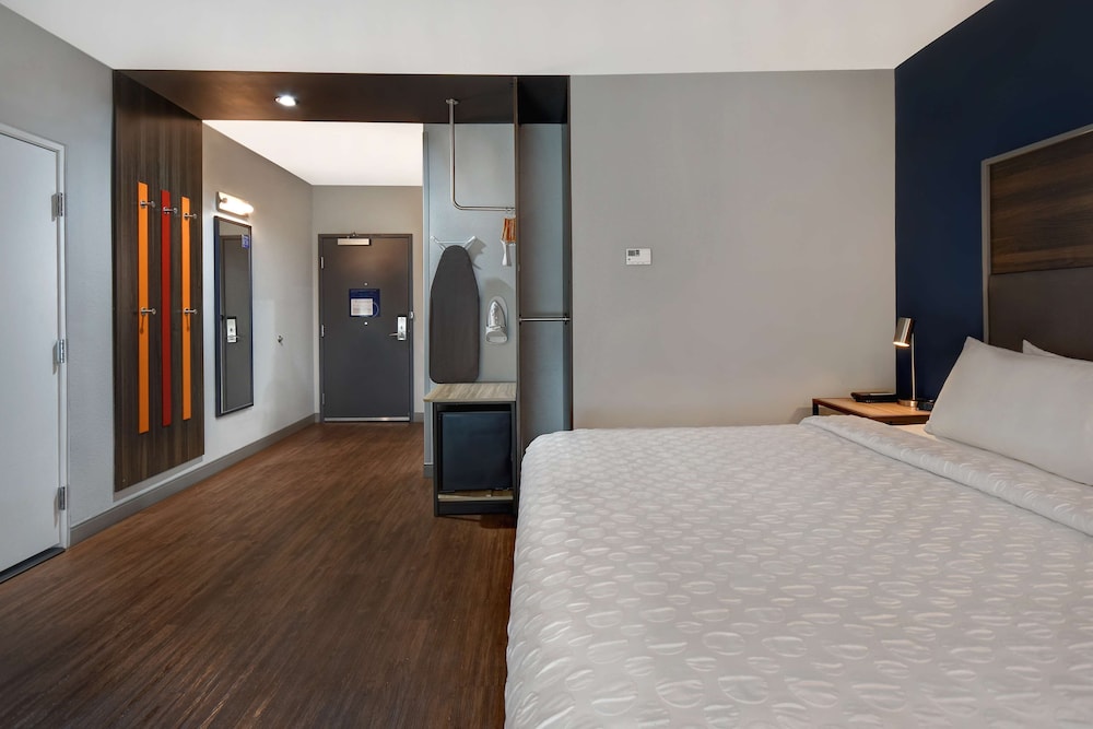 Room, 1 King Bed, Accessible Bathtub, Bathtub - Photo 1