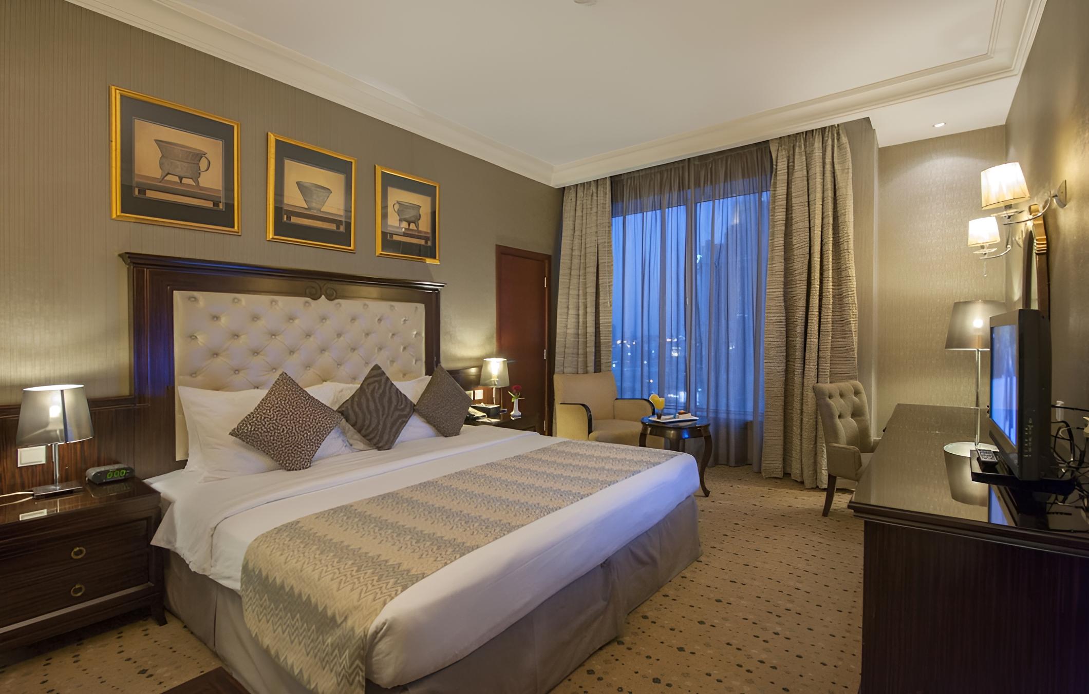 Junior Suite, 1 King Bed, Partial Sea View photo 2