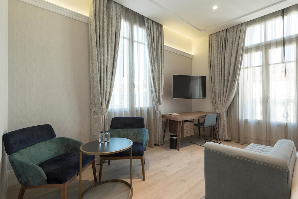 Superior Room, 1 King Bed, Terrace thumbnail 6