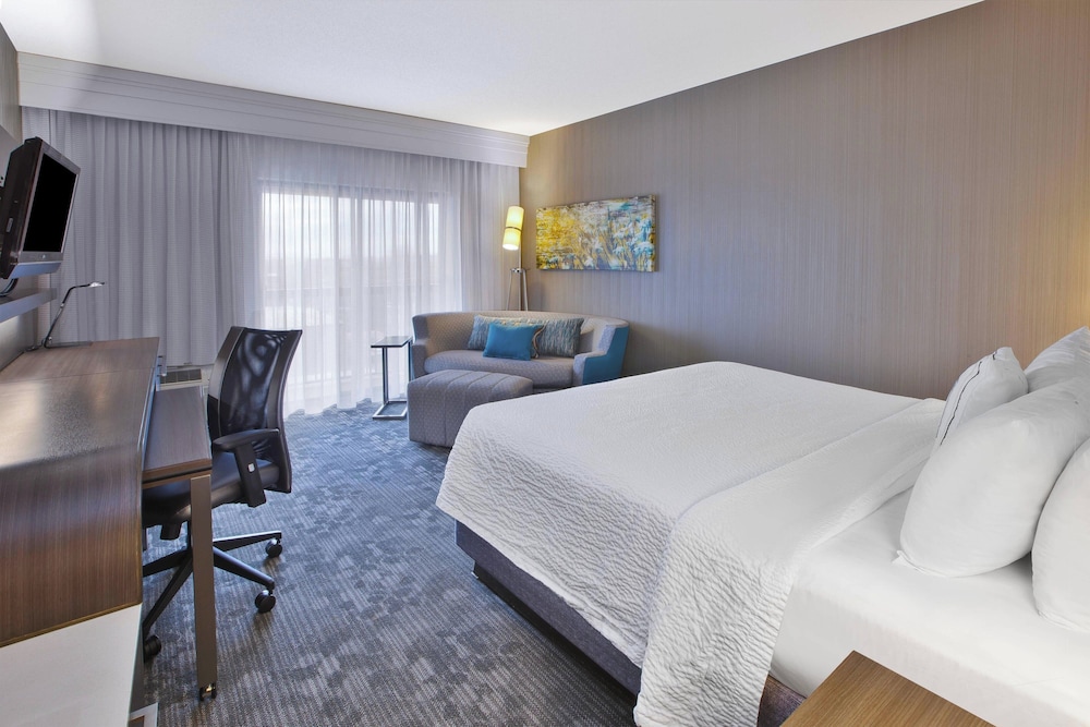 Deluxe Room, 1 King Bed with Sofa bed - Photo 1