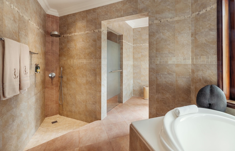 Honeymoon Suite - Photo 11