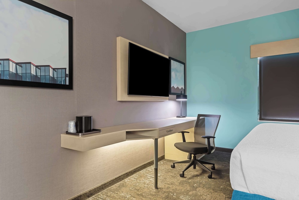 Suite, 1 King Bed, Non Smoking, Refrigerator & Microwave (With Sofabed) - Photo 3