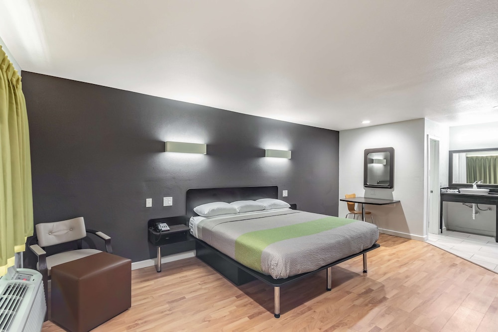 Deluxe Room, 1 King Bed, Non Smoking, Kitchenette photo 3