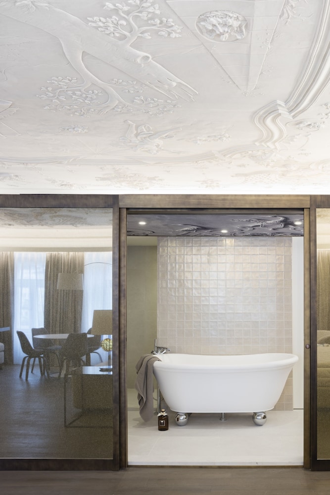 Honeymoon Suite with Spa access - Photo 9