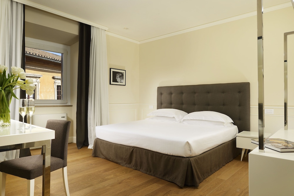 Junior Studio Suite, 1 King Bed photo 3