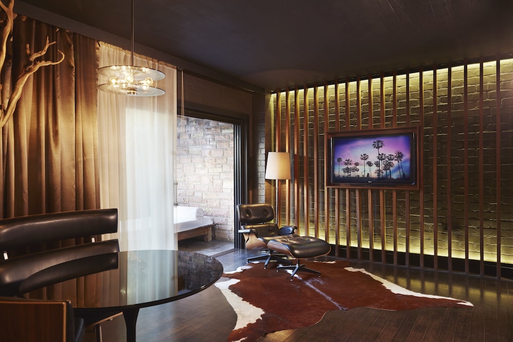 Suite (Cabana Building)
