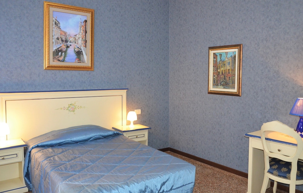 Single Room, Shared Bathroom photo 1