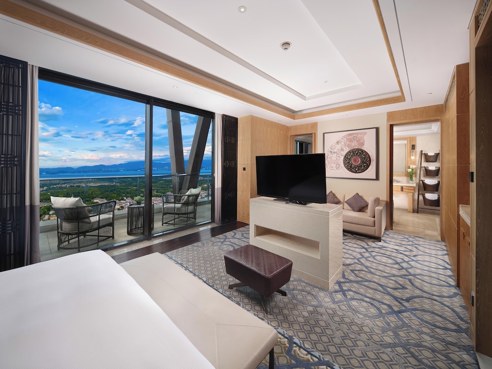 Deluxe  Suite Lake view Room thumbnail 6