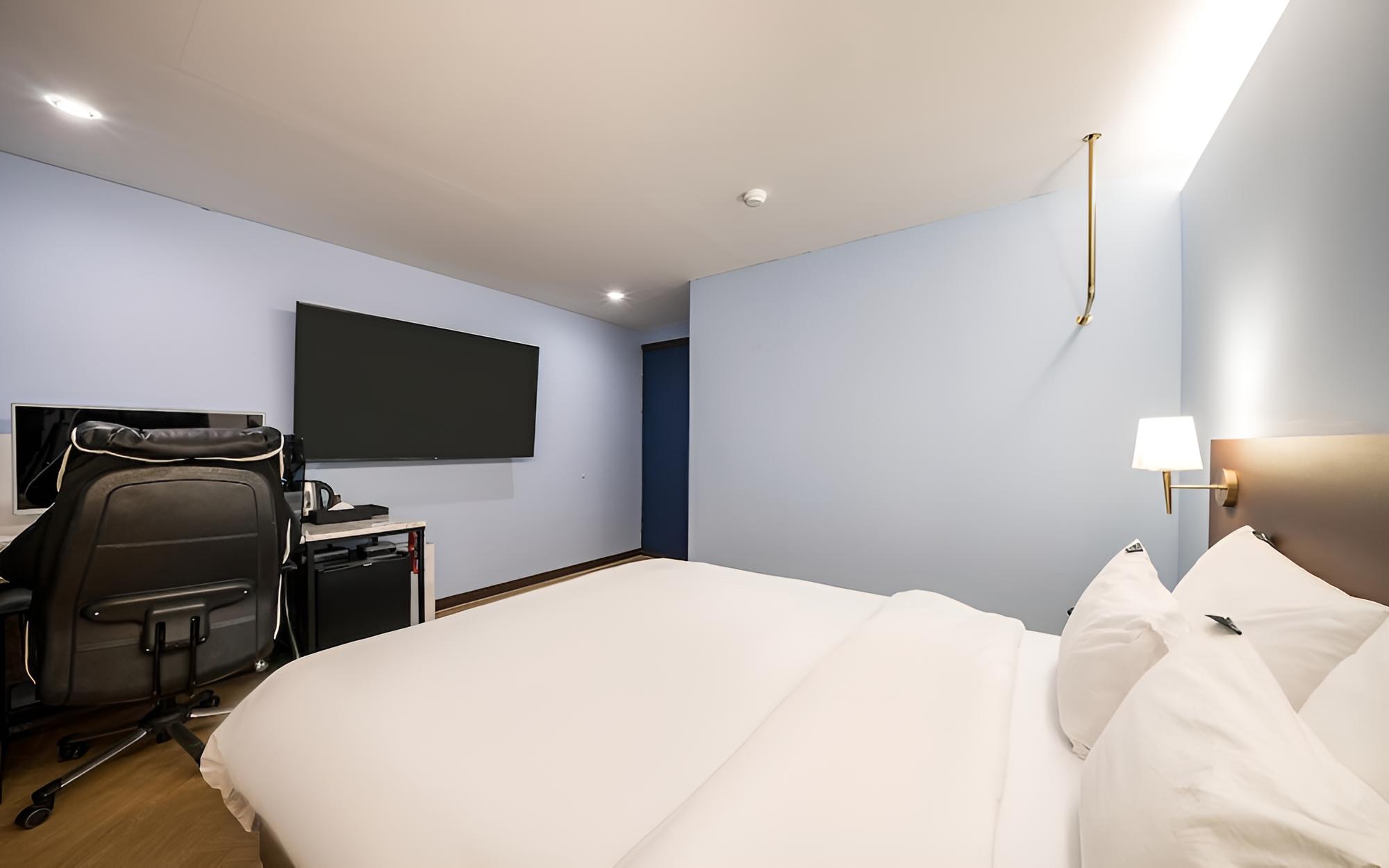 Room (DELUXE COUPLE PC (65-inch LG UHD TV) ) - Photo 2