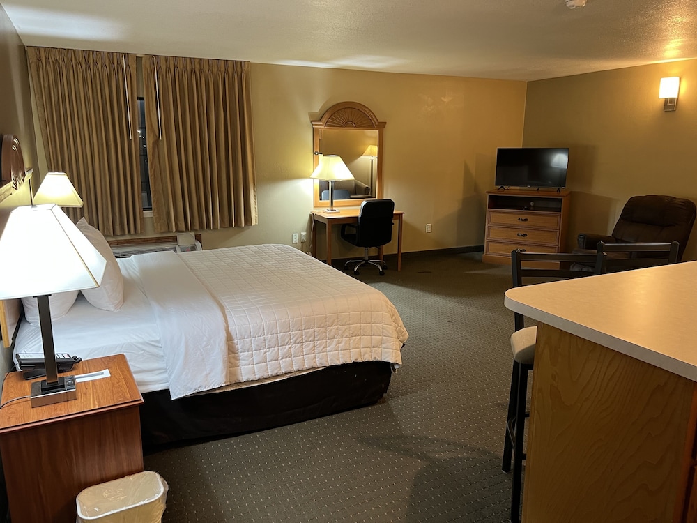 Suite, 1 King Bed, Non Smoking - Photo 3