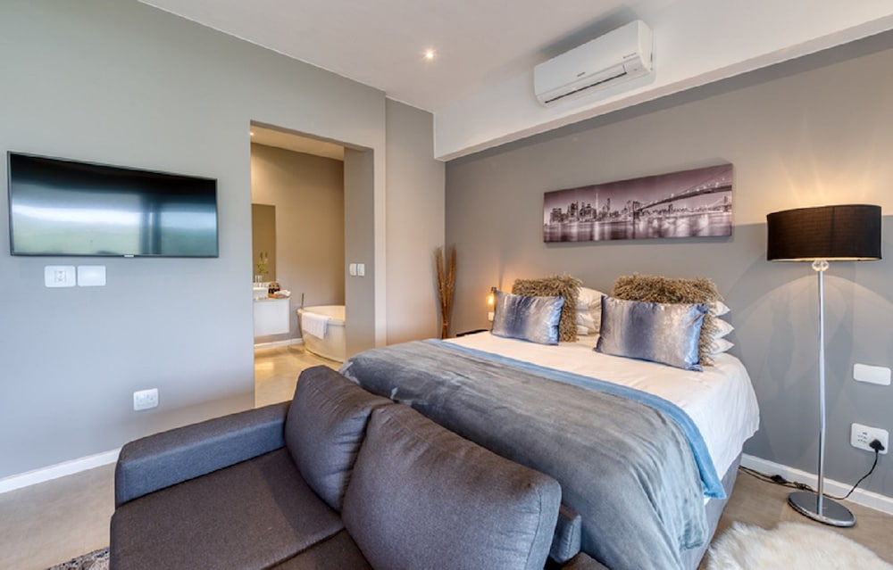 Classic Room, 1 King Bed, Balcony, Ocean View - Photo 1