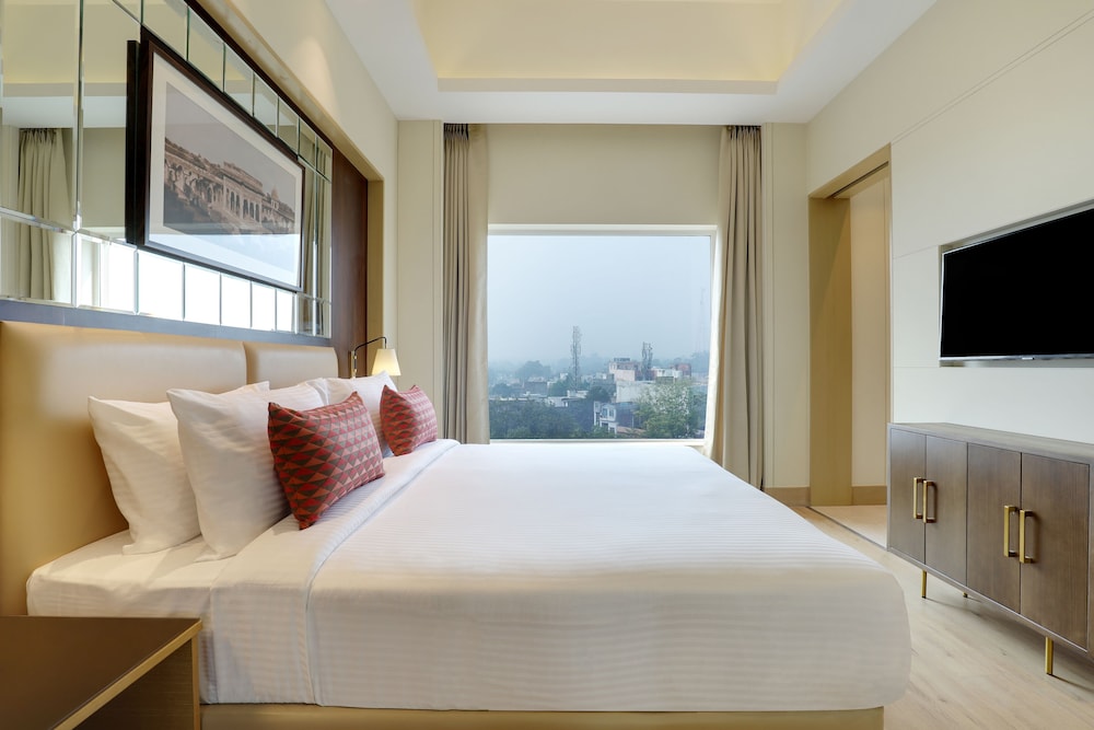 Executive Suite - Photo 1