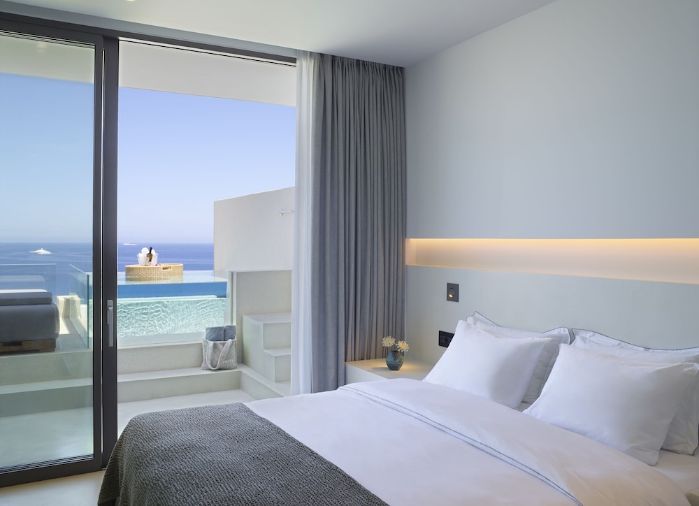 Deluxe Suite Sea View with Private Glass Pool