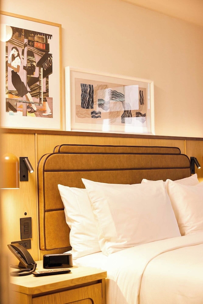 Room, 1 Queen Bed (Swanky Queen) - Photo 13
