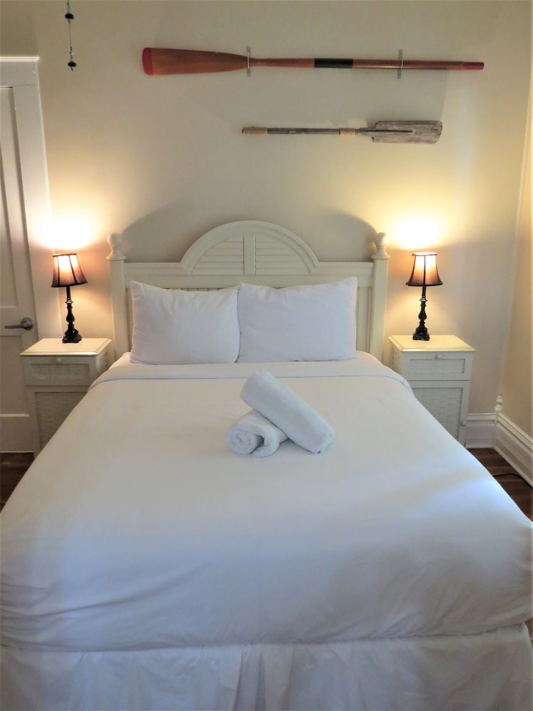 Suite, 1 Queen Bed with Sofa bed (Captain's Suite 1) photo 2