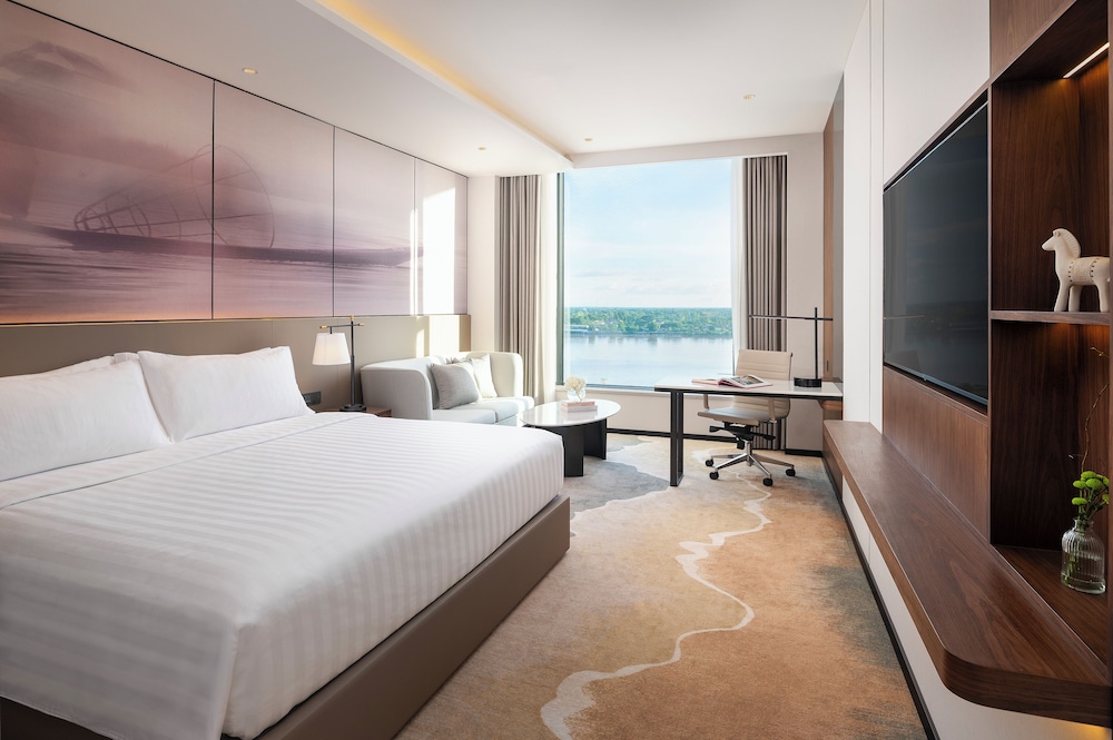 Deluxe Room, 1 King Bed, River View