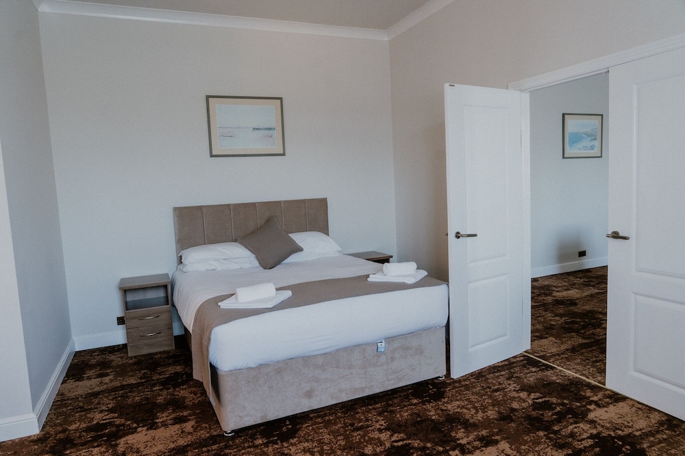 Suite, Ensuite photo 1