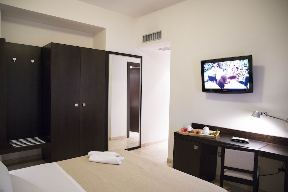 Classic Double or Twin Room - Photo 10
