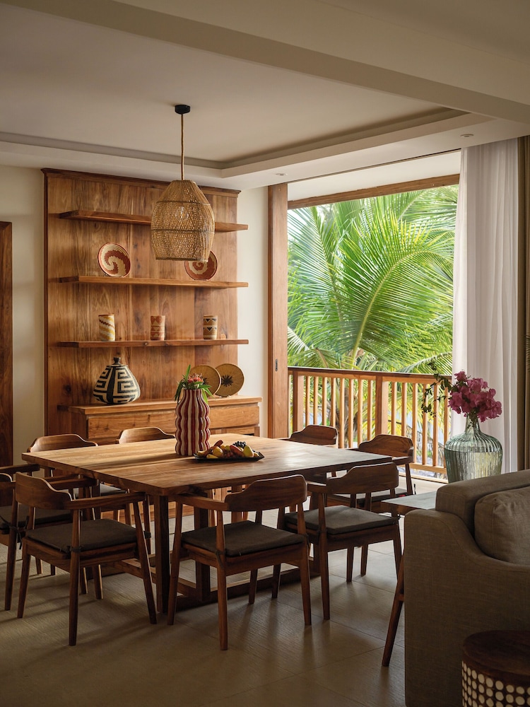Royal Suite (2 King Beds, Front Ocean View)