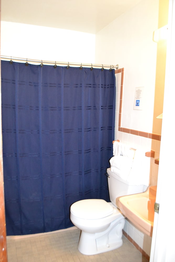 Standard Double Room, 2 Double Beds, Non Smoking (Pet Friendly) photo 3