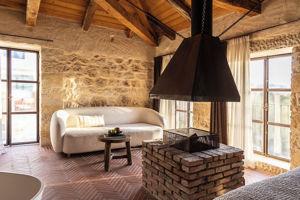 Design Suite with Private Pool