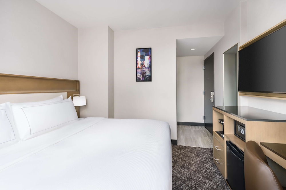 Room, 1 King Bed, Accessible (Hearing) - Photo 1