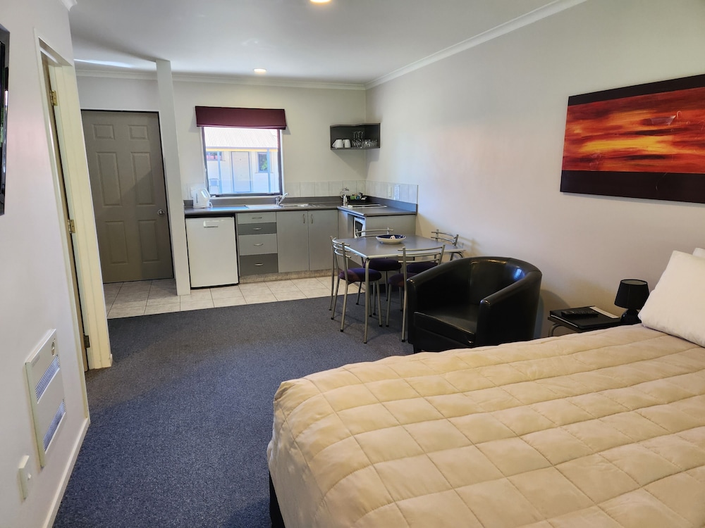 One Bedroom Two Queens photo 1