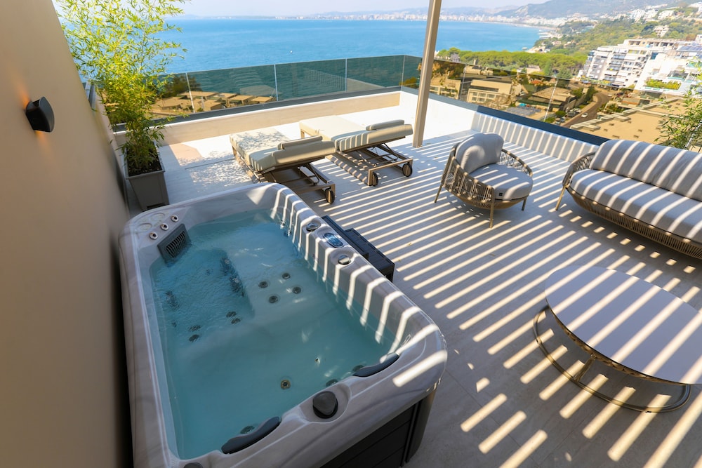 Premium One Bedroom Suite Sea View with Outdoor Jetted Tub
