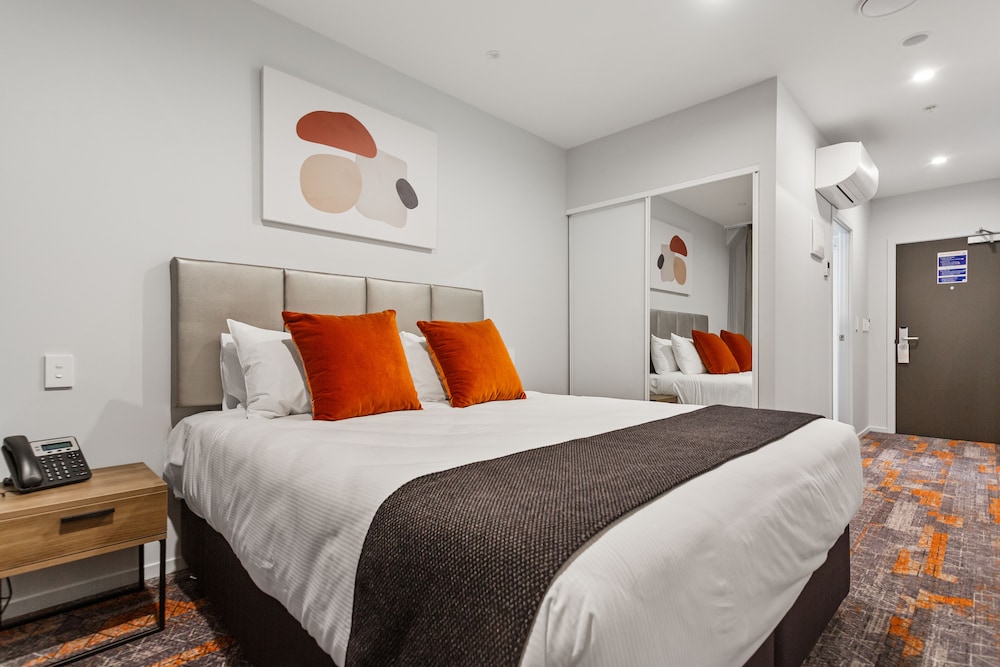Room, 1 King Bed (Compact, Non-Motorway Facing) - Photo 3