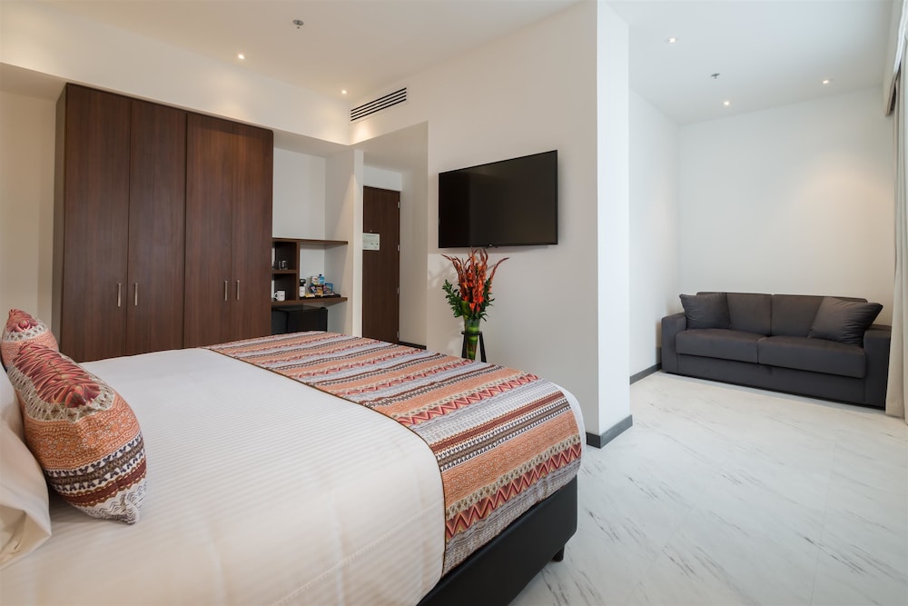 Suite, 1 King Bed, Non Smoking (Living Room) photo 1