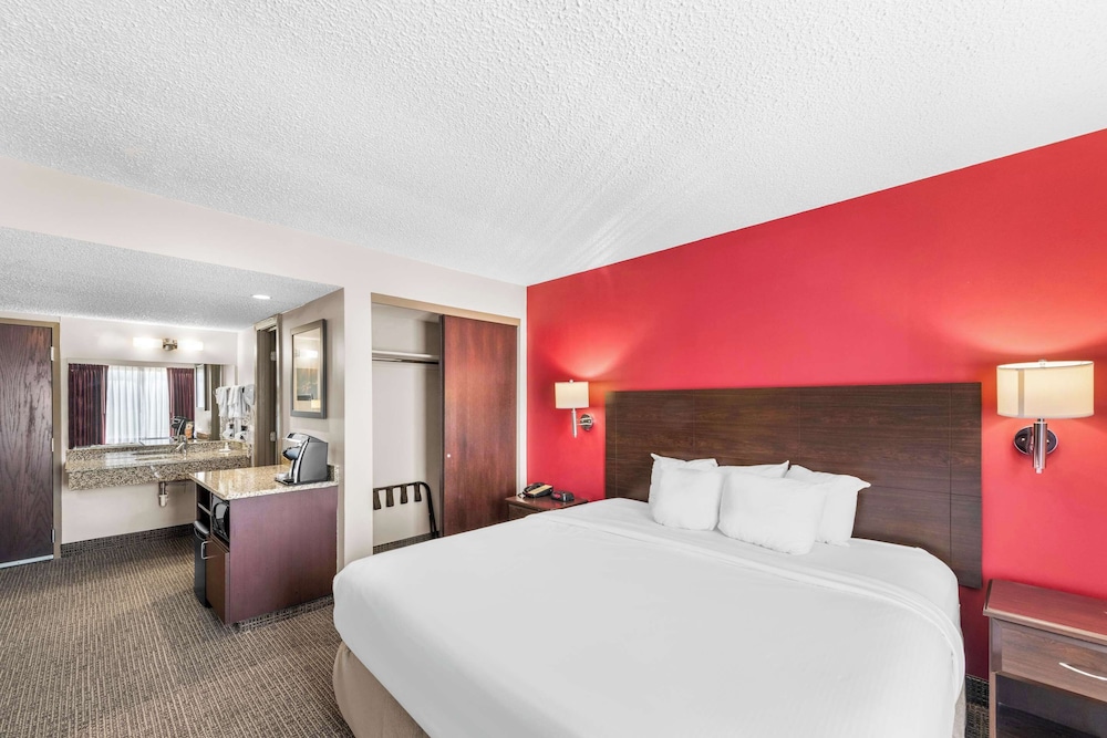 Suite, 1 King Bed, Accessible, Non Smoking photo 2