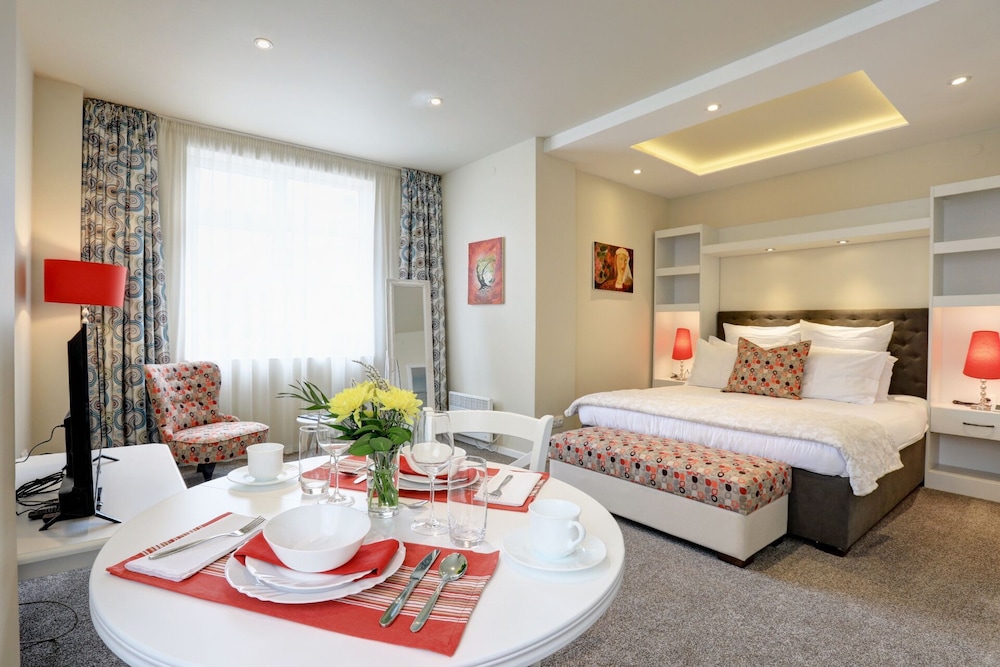 Junior Suite, 1 Queen Bed, Kitchenette, Corner photo 2