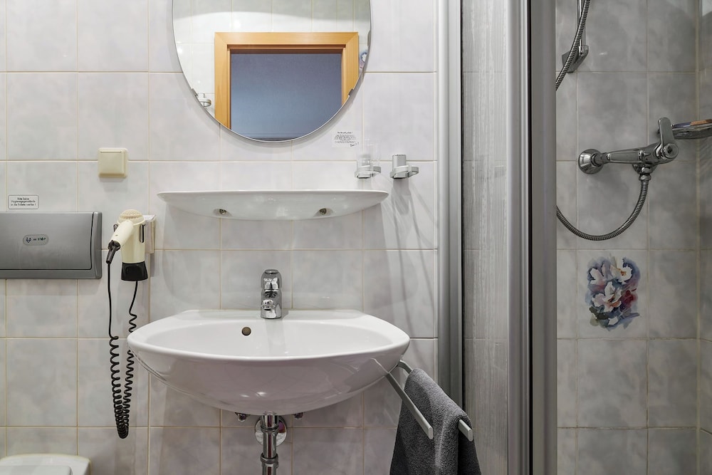 Classic Double Room, 1 King Bed, Non Smoking, Mountain View photo 3