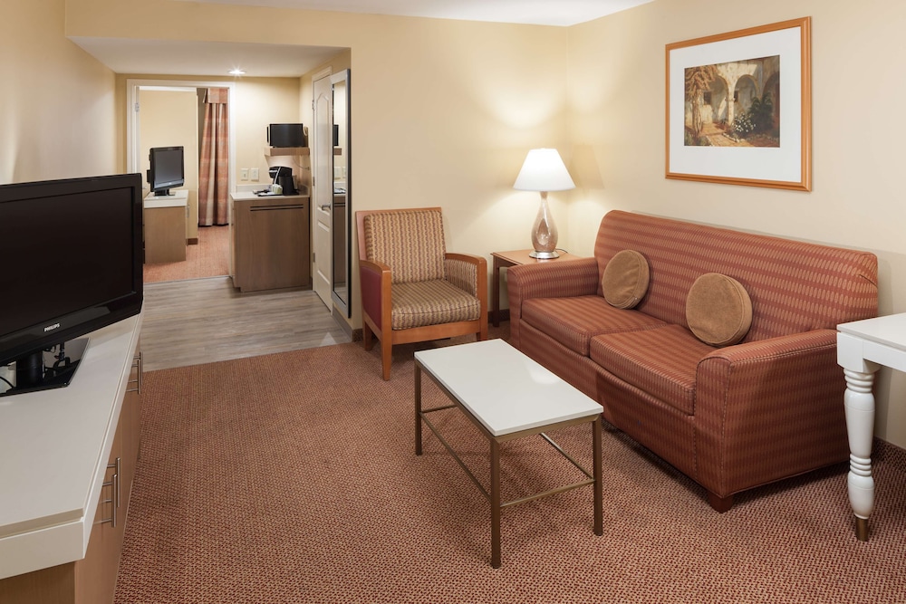 Suite, 1 King Bed - Photo 4