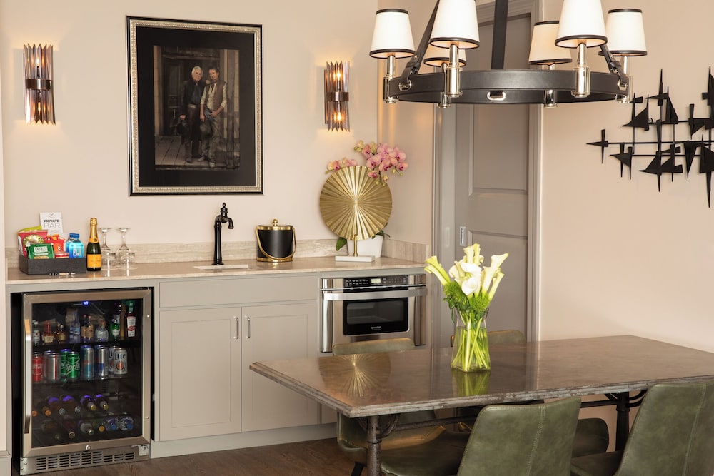 Premium Suite - Photo 3