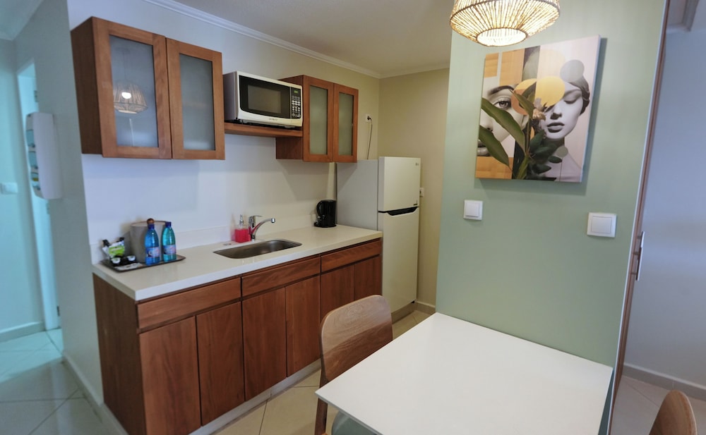 Signature Suite, 1 King Bed, Kitchenette, City View, photo 6