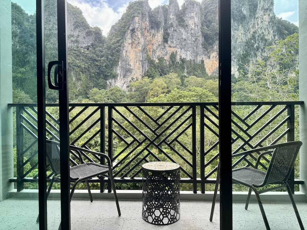 Premium Studio Suite, 2 Twin Beds, Mountain View - Photo 8