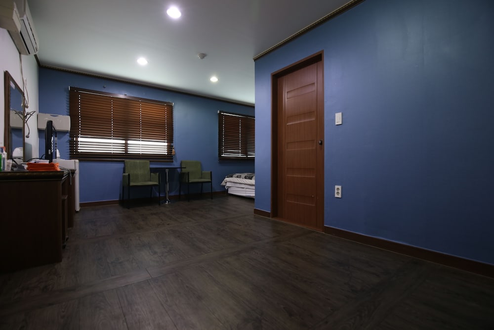 Family Room, Round Bubble Bathtub (1 Double Bed) photo 2