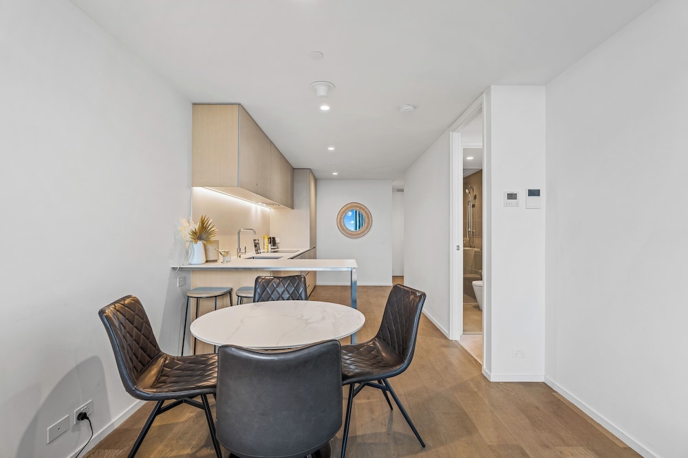 Two Bedroom, Two Bathroom Apartment - Sky High - Photo 8