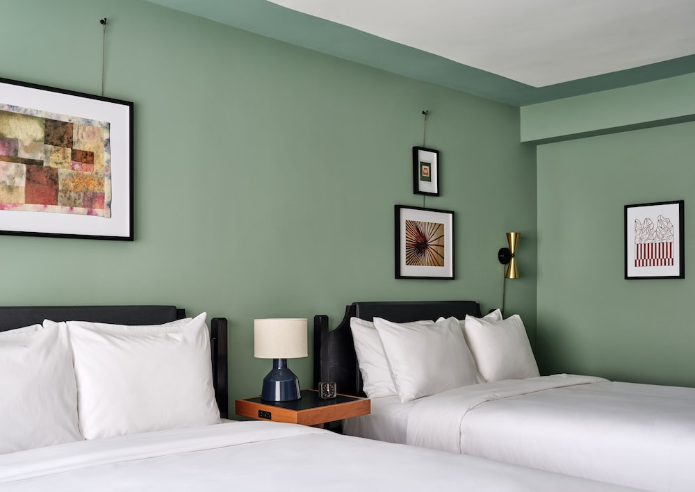 Deluxe Room, 2 Queen Beds, Roll-in Shower