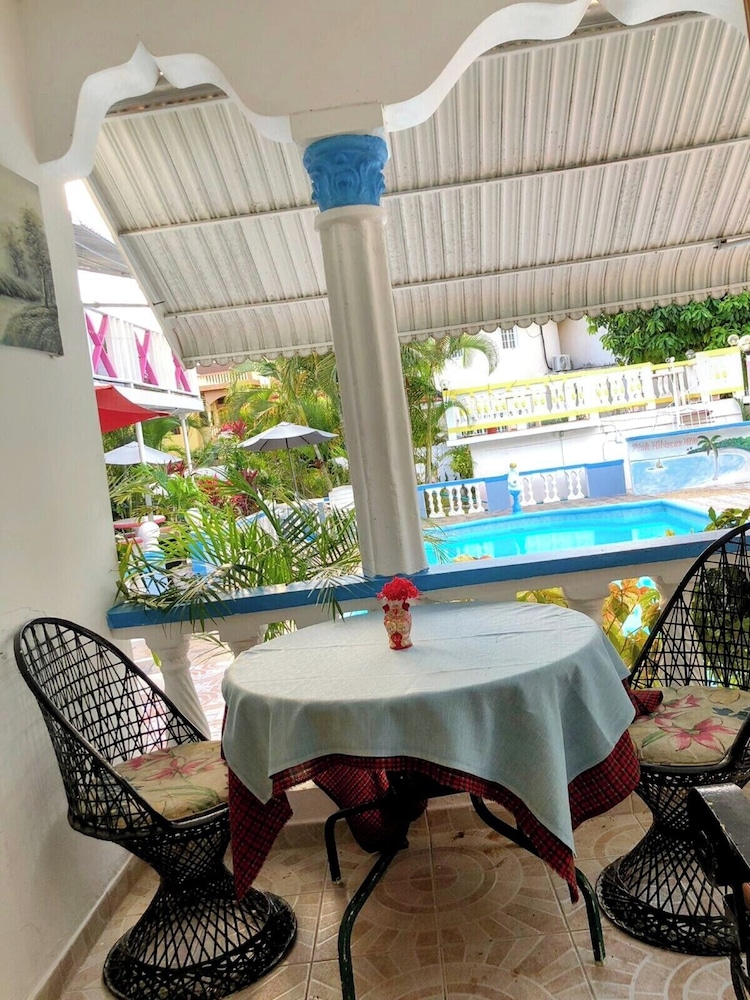 Standard Room, 1 Queen Bed, Pool Access
